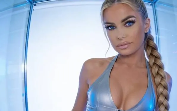 De 'kroonjuwelen' van voormalige Baywatch-babe Carmen Electra komen serieus piepen in weinig verhullende jurk (foto's)