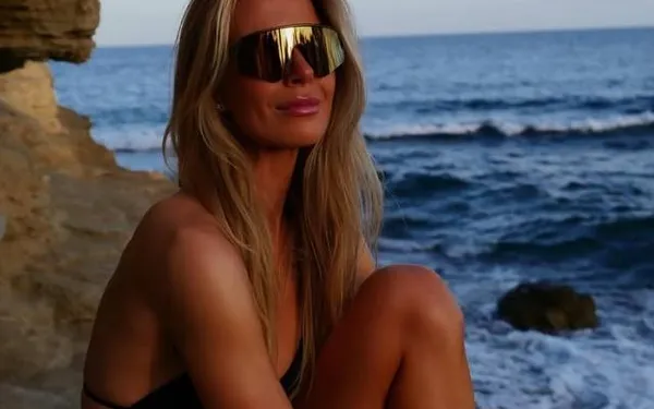 Hallo kroket! Femke Herygers showt haar indrukwekkende bikinilijf met foto's waar écht even niet goed van bent