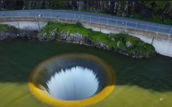 Goed voor een paar nachtmerries: in deze 120 meter diepe ‘glory hole’ zijn al verschillende mensen ‘gezogen’!