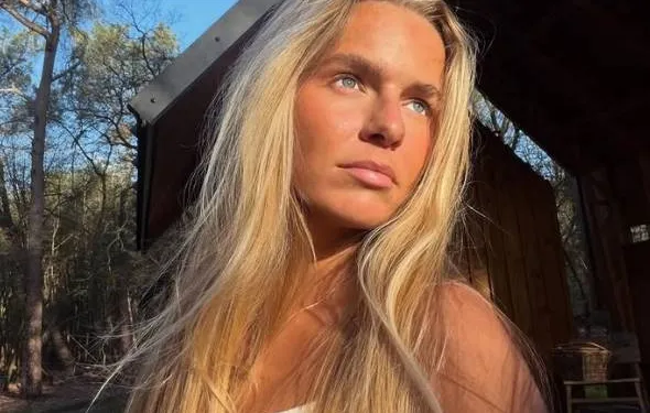 Hollandse parel Lies Zahra toont in haar roze fitnesspakje waarom onze noorderburen stapelzot zijn van haar (foto's)