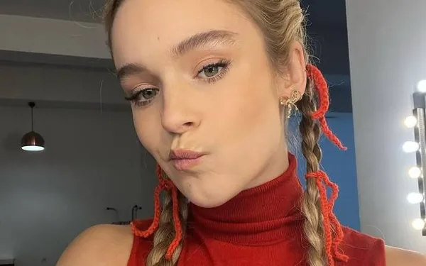 Pommelien Thijs krijgt verjaardagstaart... en wij vieren dat met haar heetste kiekjes ooit!