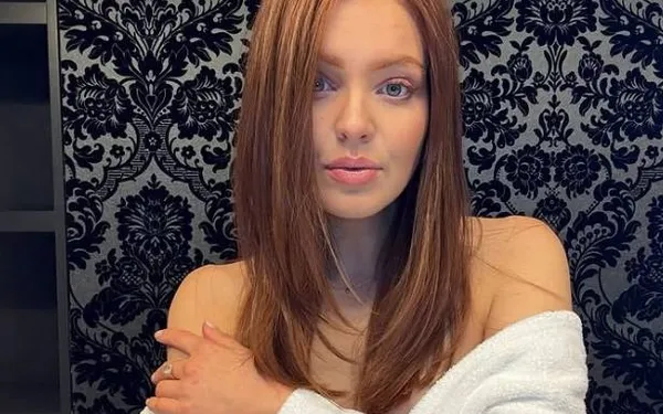 Anna bewijst 'toploos' dat ze een van de knapste gingers van de Lage Landen is (foto's)