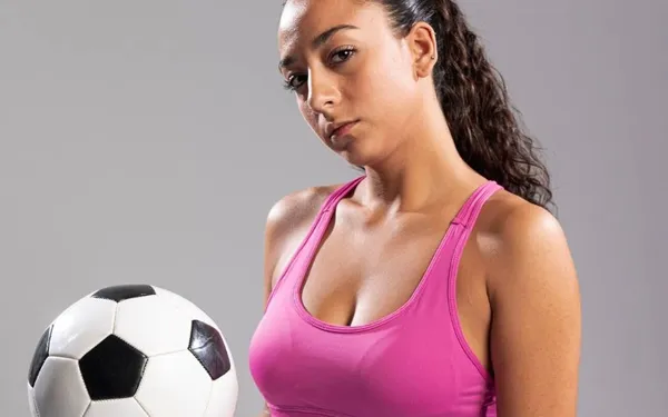 Vader wilde gewoon even praten met de voetbaltrainster van zijn zoon: "Plots stonden we samen onder een hete douche..."