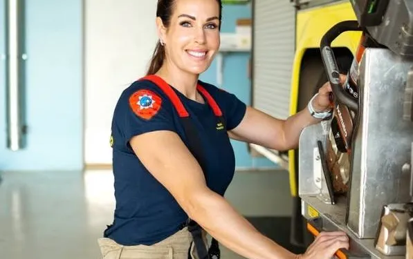'Lekkerste brandweervrouw ter wereld' Gunn Narten toont 'lichtjes' gekleed dat ze soms zelf moet geblust worden (foto's)