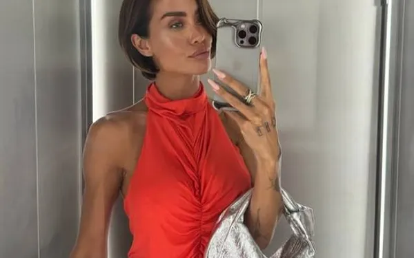 Jamie Vaes zet haar indrukwekkende sixpack ferm in de kijker met zinderend fitnessfilmpje