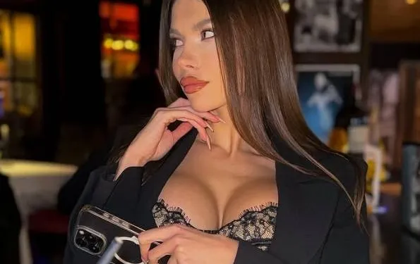 Antwerpse danseres Darina toont ons haar poes... in zeer gewaagde lingerie (foto's)