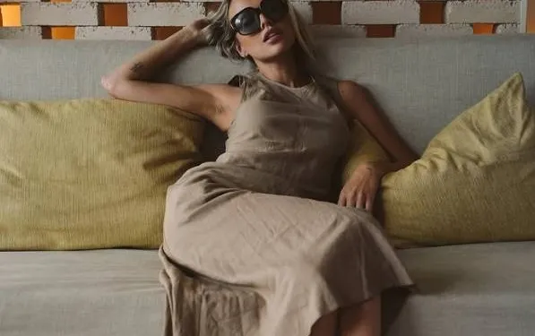 Ex-Miss Limburg en dj Lotte Feyen toont met 'zwoele' fotoshoot waarom zoveel mannen stapelzot zijn van haar