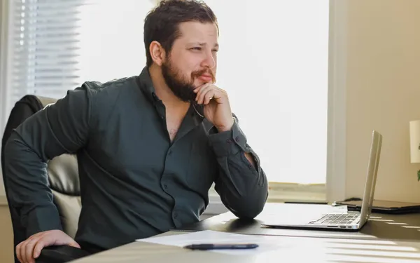 "Ik zou graag mijn knappe collega alle hoeken van de kamer laten zien... Maar om één reden lachen mijn maten me ermee uit!"