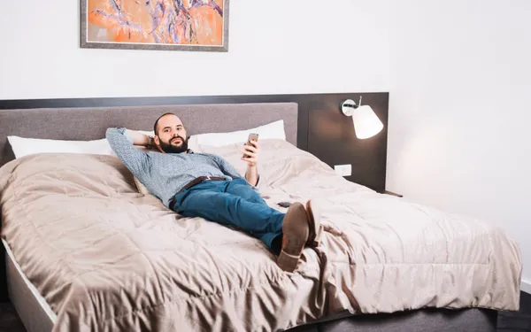 "Mijn collega klopte plots op de deur van de hotelkamer. Ik liet ze binnen en al snel maakte ze mijn broeksriem los..."