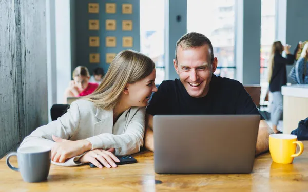 “Die plotse aanraking van mijn collega deed me schrikken... Een paar minuten later liet hij me alle hoeken van de vergaderzaal zien!”