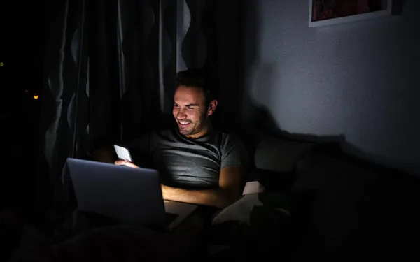 Deze gast doet zich online voor als hete babes en pikante modellen: dit waanzinnige bedrag verdient hij daarmee