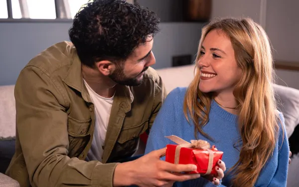 "Als ik cadeautjes koop voor mijn lief, dan beloont ze met hete triootjes met haar vriendin... Maar nu ben ik blut!"