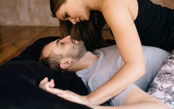 'Hothusbanding' wordt steeds populairder in slaapkamers: "Alsof je beste vriendin eens op je nieuwe paard mag zitten!"