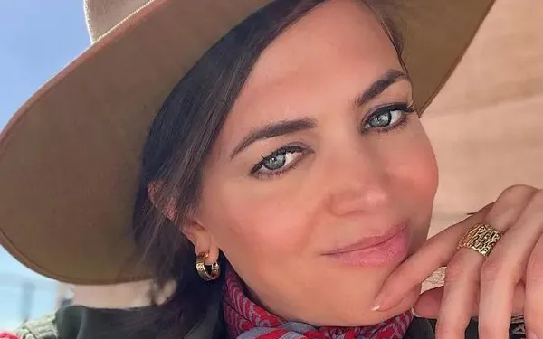 Jawadde! Astrid Coppens toont haar indrukwekkende beach body in bikini en weinig verhullend badpak (foto's)