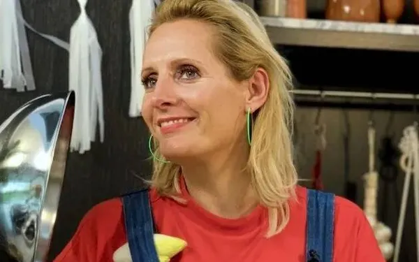 Lekker lekker! Chef Sofie Dumont ziet er 'smakelijk' uit in bikini en badpak (foto's)