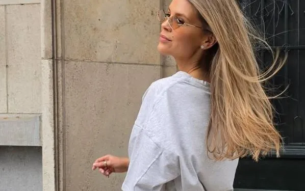 Ex-Miss België Justine De Jonckheere in bikini onder een azuurblauwe hemel... da's toch een beeld dat blijft hangen