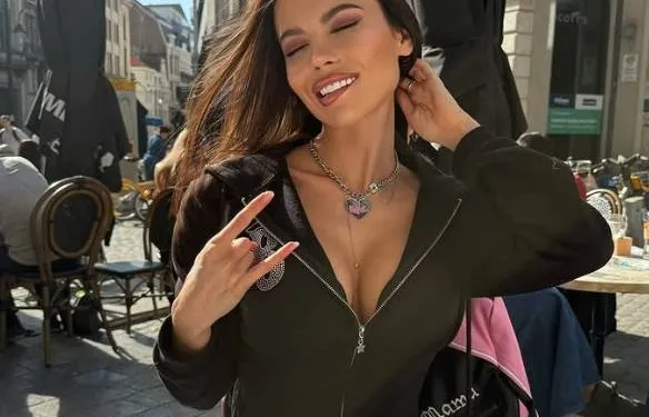 Antwerpse danseres Darina ritst haar jumpsuit open en tovert haar twee 'assets' tevoorschijn (foto's)