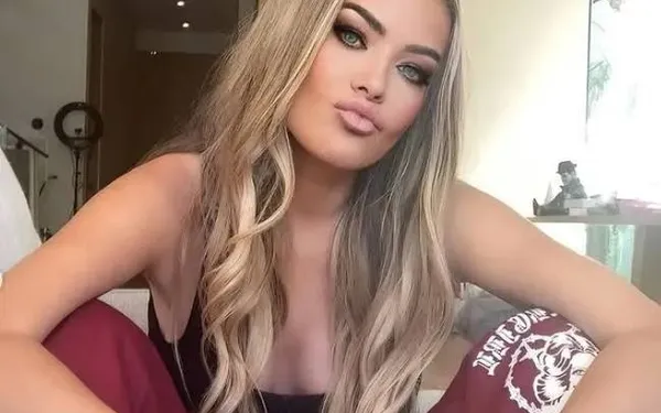 De twee 'kroonjuwelen' van voormalige Baywatch-babe Carmen Electra komen piepen in weinig verhullende jurk