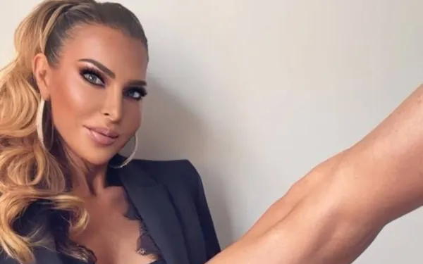 Annelies uit 'The Real Housewives' showt haar eindeloze benen én laat onder haar rok gluren (foto's)