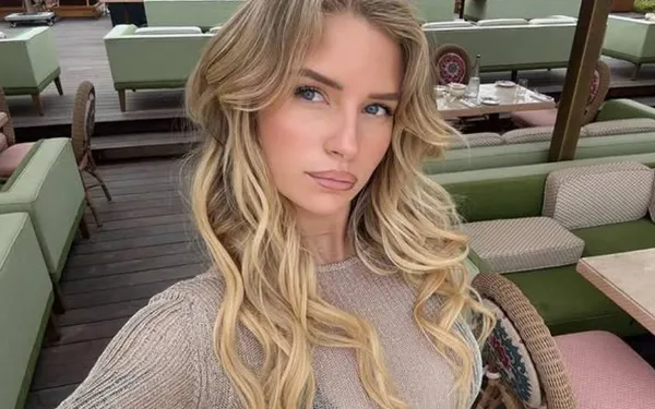 Iedereen is weer stapelverliefd op Lottie Moss, zus van Kate, nadat ze (met enkele vriendinnen) schaars gekleed poseert (foto's)