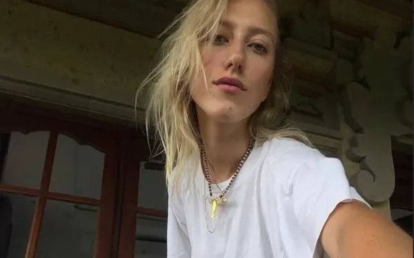 Alina uit 'De Mol' pronkt nog eens met haar kathedraal van een lijf in bikini (foto's)