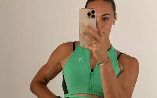 'Mooiste sportvrouw van Nederland' bewijst in 'bijzonder' sportpakje (of is het een bikini?) waarom ze die titel kreeg