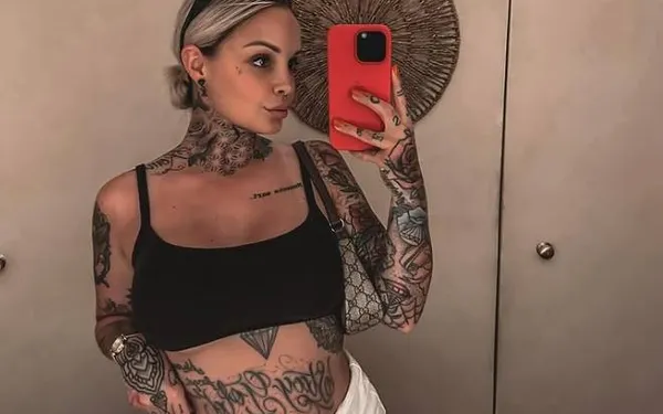 Pommeline Tillière viert haar 32e verjaardag door een snikhete foto te delen die dagen op je netvlies blijft plakken