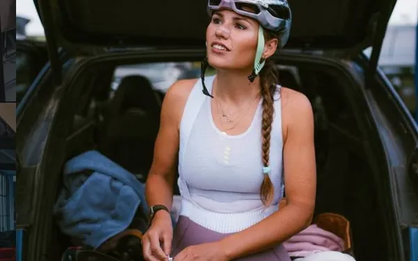 Het bezwete, afgetrainde lijf van Puck Moonen versus twee prachtige auto's: wie krijgt de meeste aandacht? (foto's)