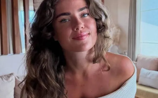 Bloedhete Femke Postma nodigt enkele vriendinnen uit en ze poseren gezellig in bikini (foto's)