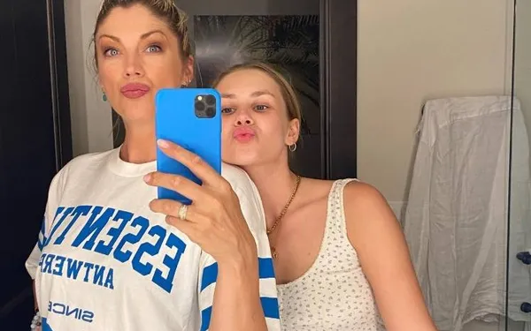 Kelly Pfaff onthult hoe én wanneer ze Shania uitlegde 'waar de klepel hangt': "En je hebt ook nog altijd twee vingers..."