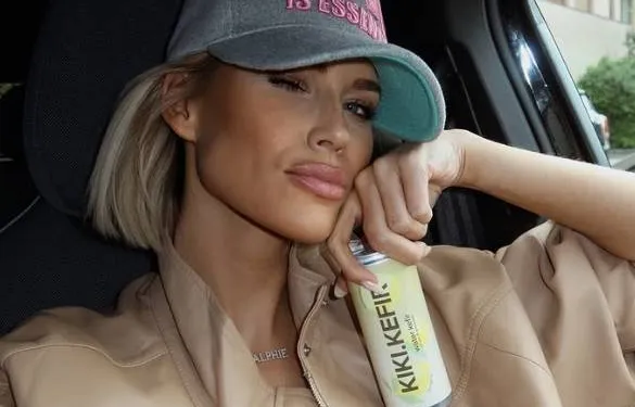 'Real Housewife' Amy pronkt in een zomerse outfit en iedereen zegt hetzelfde: "Een prinses!" (foto's)