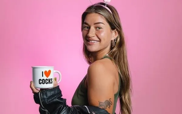 Populaire Nederlandse influencer maakt filmpje en plots passeert daar haar... favoriete pikante speeltje