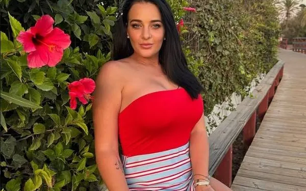 Nicolleke uit 'Massa is Kassa' pronkt met haar melkheuvels en de commentaren gaan weer los: "Heb je het koud?"