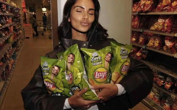 Gast kijkt deze snikhete lingeriefoto's van Monica Geuze en... vliegt bijna buiten: "Ze keek mee..."