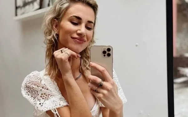Hoogzwangere Lize Feryn slurpt aan een Calippo en showt haar bolle buik in bikini (foto's)