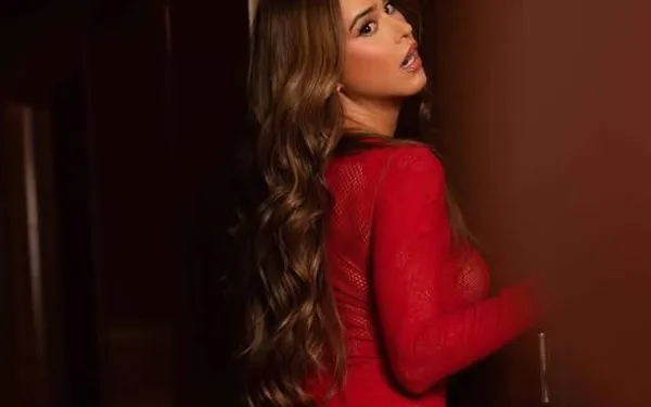 Onze favoriete weervrouw Yanet pakt nog eens uit met schaars geklede kiekjes die redelijk 'brandbaar' zijn
