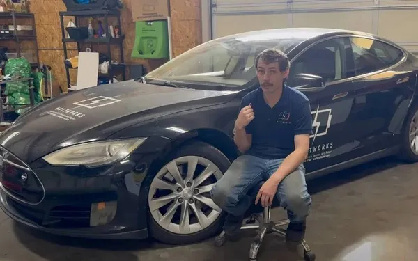 Zelf de batterij van je Tesla vervangen? Dit betaalde Alex toen hij het deed voor zijn wagen met 760.000 km...