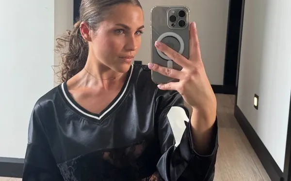 Temptation-Donna deelt wat fitnessfoto's en haar outfit zit goed strak... ook aan het billenwerk