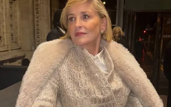 Sharon Stone steelt op haar 68e (!) nog steeds de show in bikini: "Zo puur en zo echt!" (foto's)