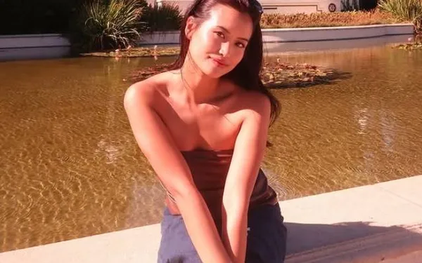 Ex-Miss België Angeline Flor Pua poseert in een jurk die bovenaan 'weinig verhullend' is... en dat is redelijk indrukwekkend