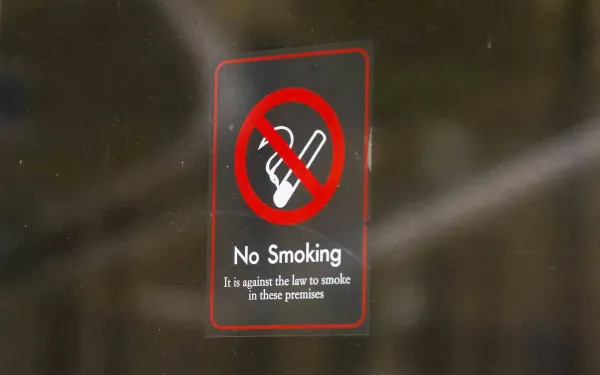 Rokers opgelet: in deze populaire vakantielanden riskeer je deze zomer fikse boetes!