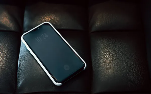 Apple waarschuwt mensen die hun iPhone 's nachts opladen: "Slechts drie keer ademhalen en je bent al bewusteloos"