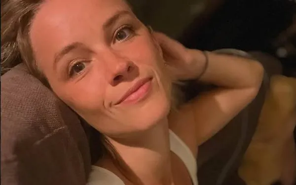 Erg heet (letterlijk): actrice Lynn Van Royen laat plots haar badpak zakken, maar doet dat niet zomaar (foto's)