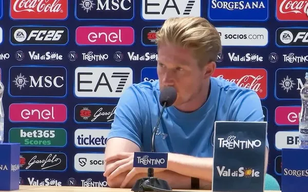 Napoli-bommetje vlak voor WK: Kevin De Bruyne met de grond gelijk gemaakt door assistent van Antonio Conte