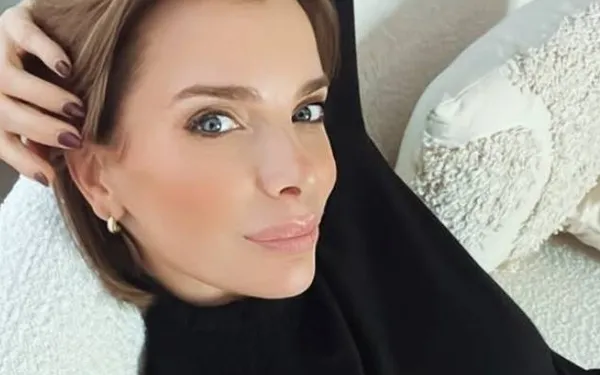 Griet Vanhees, vrouw van Anthony Kumpen, zorgt voor een serieus wauw-momentje in rood badpak (foto's)