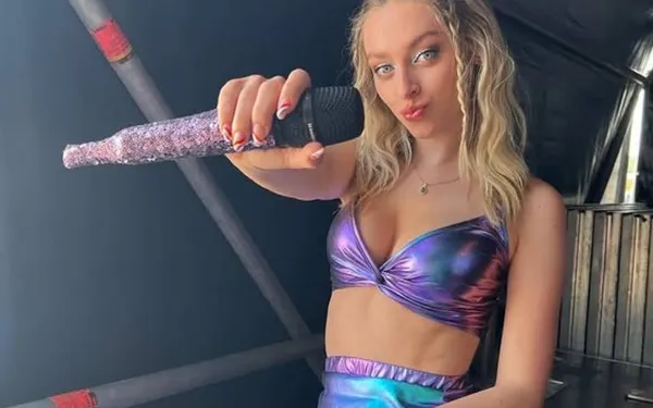 Camille viert haar 25e verjaardag... Wij vieren dat met haar lekkerste (bikini)foto's!