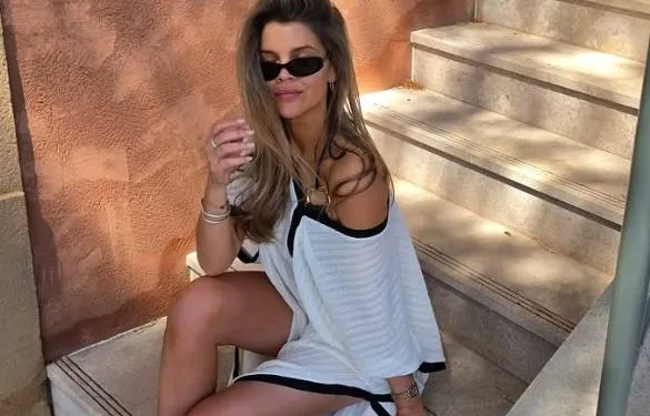 Ex-Miss België Justine De Jonckheere pakt uit met héérlijke strandfoto's in doorschijnende outfit en bikini