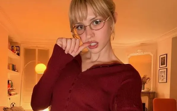 Komt er nieuwe muziek van Belgische nachtegaal Angèle? Het lijkt zo, maar deze lekkere lingeriefoto's zijn er nu al!