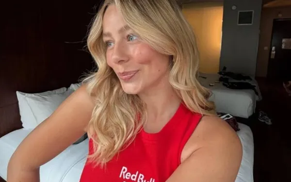 Steffi Mercie vertoeft in het zonnige Griekenland... en dus tovert ze haar bikini uit de reiskoffer (foto's)