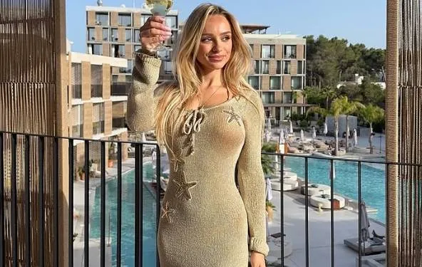 Amy Sonck vertoeft op Ibiza en dan kunnen snikhete bikinifoto's natuurlijk niet ontbreken: "Wat een lijf!"